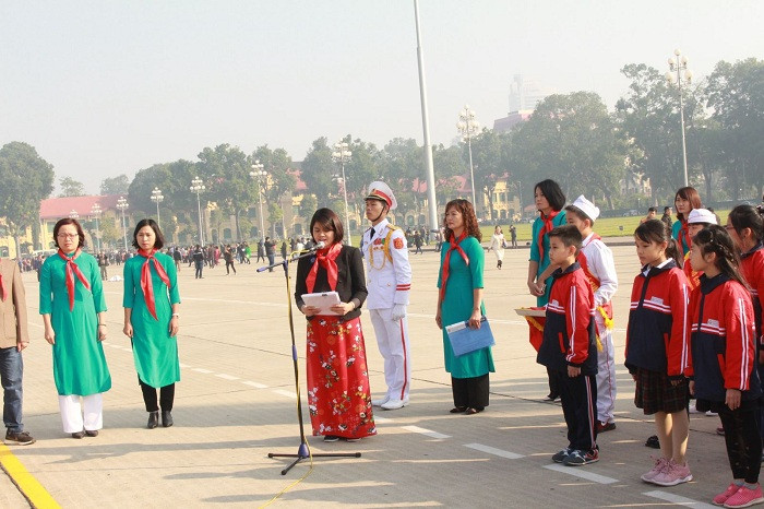 Lễ báo công dâng Bác và Lễ kết nạp đội viên mới cho 200 học sinh khối 4, 5 - Trường tiểu học Lĩnh Nam, tại Quảng trường Ba Đình lịch sử (Ảnh: LN). Lễ báo công dâng Bác và Lễ kết nạp đội viên mới cho 200 học sinh khối 4, 5 - Trường tiểu học Lĩnh Nam, tại Quảng trường Ba Đình lịch sử (Ảnh: LN).