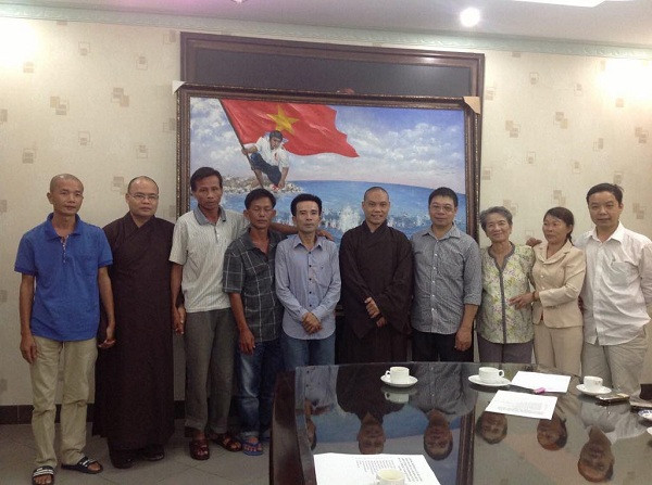 Anh Nguyễn Văn Phước (bìa phải) trong một đêm lên ý tưởng đấu giá tranh Gạc Ma và chuẩn bị tổ chức Đại Lễ Tưởng niệm đầu tiên cho 64 chiến sĩ Gạc Ma bị giết bởi quân Trung Quốc. Cùng hoạ sĩ Bùi Lệ Trang, các anh em cựu binh Gạc Ma, gia đình liệt sĩ Gạc Ma và Thượng toạ Thích Thanh Phong, Trụ trì tổ đình chùa Vĩnh Nghiêm tháng 7/2015.