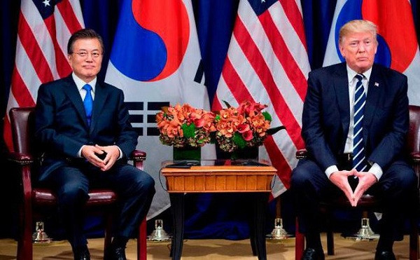 Tổng thống Hàn Quốc Moon Jae-in và Tổng thống Mỹ Donald Trump. Ảnh: CNN Tổng thống Hàn Quốc Moon Jae-in và Tổng thống Mỹ Donald Trump. Ảnh: CNN