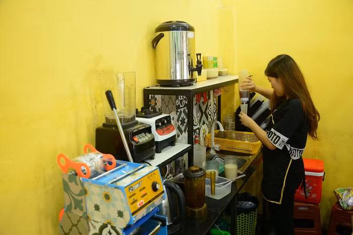 Tuy là dân tộc thiểu số rất ít người trên Lai Châu nhưng em Lý Cố Hoa rất thông minh, học giỏi, pha chế cũng rất ngon. Ảnh: CT Tuy là dân tộc thiểu số rất ít người trên Lai Châu nhưng em Lý Cố Hoa rất thông minh, học giỏi, pha chế cũng rất ngon. Ảnh: CT