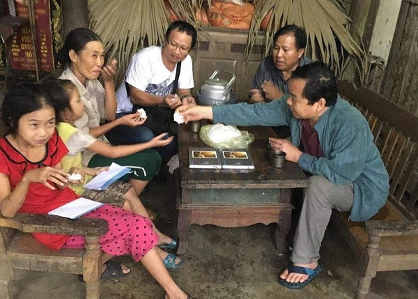 Anh Phước cùng anh em First News vượt lũ đi tận nơi giúp đỡ trao tiền quà cho các gia đình vùng tâm bão Hương Sơn, Hà Tĩnh bị tàn phá nặng nề trong cơn bão lũ chồng lũ 10/2016 trong chương trình ‘Hạt Giống Tâm Hồn - Vì Miền Trung yêu thương’ do First News tổ chức.