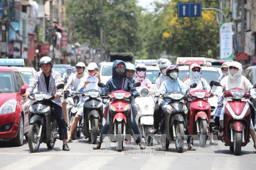 Nắng nóng gây ảnh hưởng đến sức khỏe (Ảnh: Trọng Đạt/TTXVN). Nắng nóng gây ảnh hưởng đến sức khỏe (Ảnh: Trọng Đạt/TTXVN).