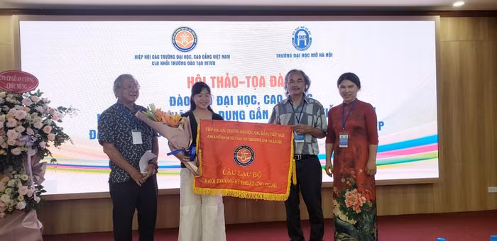 Trao cờ đăng cai tổ chức hội thảo cho đơn vị kế tiếp. Trao cờ đăng cai tổ chức hội thảo cho đơn vị kế tiếp.