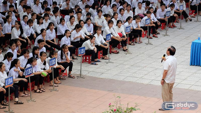 Giáo sư Nguyễn Lân Dũng khích lệ động viên các em học sinh sáng tạo và theo đuổi ước mơ khởi nghiệp. Ảnh: Lại Cường.