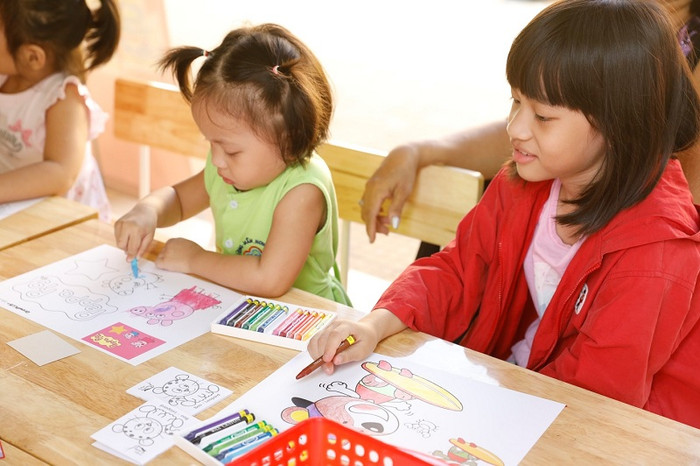 Các bạn nhỏ thích tô màu vẽ tranh cũng có một không gian riêng để trải nghiệm tại chương trình.