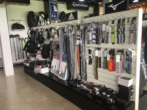 Cửa hàng Tat Golf đầy đủ dụng cụ, đồ dùng, trang phục phục vụ khách hàng. Cửa hàng Tat Golf đầy đủ dụng cụ, đồ dùng, trang phục phục vụ khách hàng.