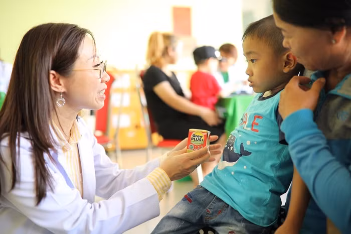 Bác sĩ Trần Thị Lệ, Tổng giám đốc NutiFood tận tình hỏi han và tư vấn dinh dưỡng cho các bé và phụ huynh tại chương trình.