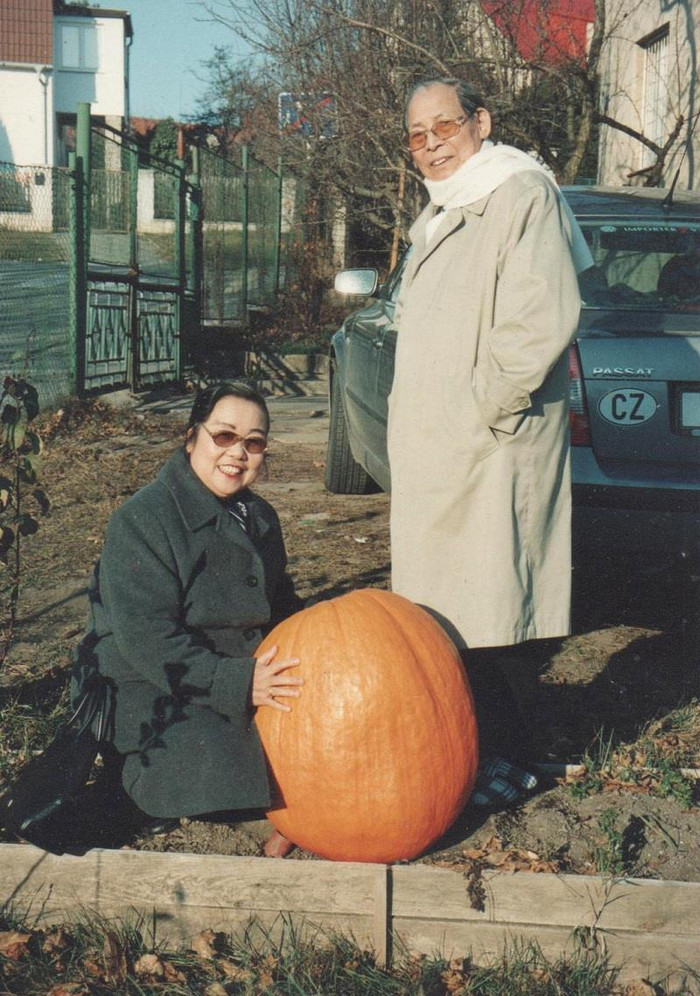 Cụ Đỗ Thế Sử chụp cùng cụ Bà Nguyễn Kim Phương tại Tiệp Khắc.