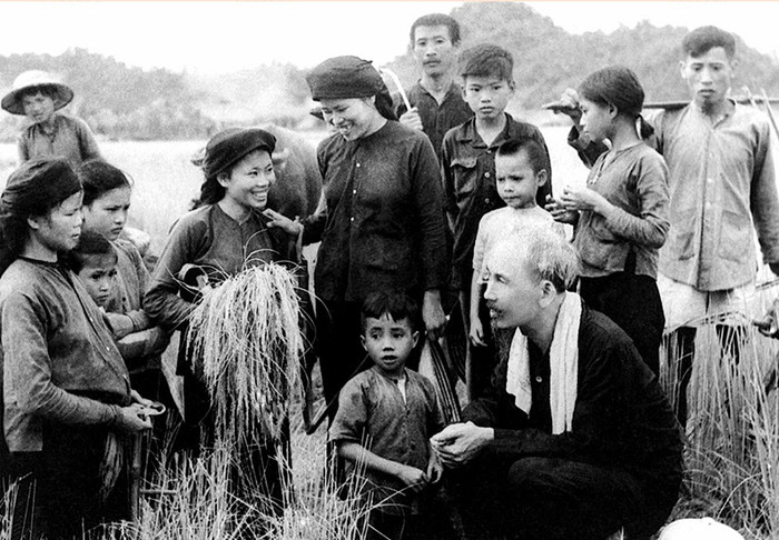 Chủ tịch Hồ Chí Minh thăm đồng bào Hùng Sơn, xã Phục Linh, huyện Đại Từ, tỉnh Thái Nguyên (1954) - Ảnh: Tư liệu Chủ tịch Hồ Chí Minh thăm đồng bào Hùng Sơn, xã Phục Linh, huyện Đại Từ, tỉnh Thái Nguyên (1954) - Ảnh: Tư liệu