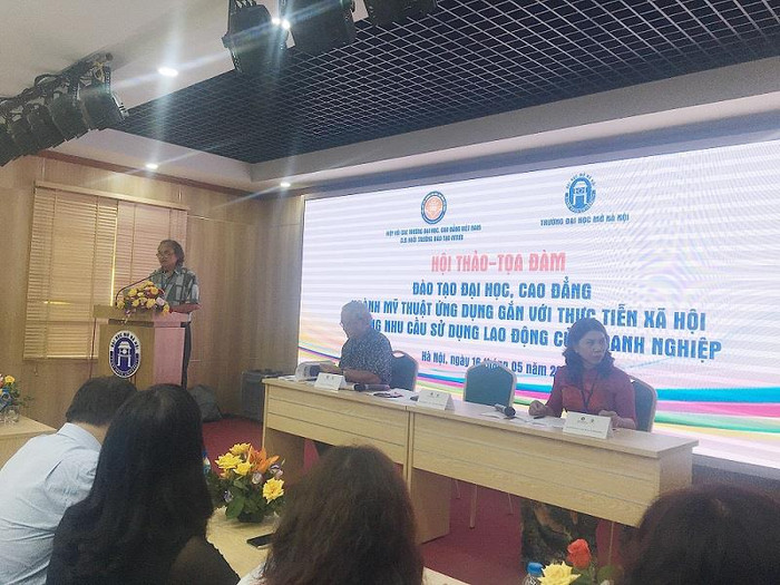 Phó giáo sư, Tiến sĩ Nguyễn Xuân Nghị - Nguyên Hiệu trưởng Trường đại học Mỹ thuật Công nghiệp Hà Nội, Chủ nhiệm câu lạc bộ khối các trường đào tạo mỹ thuật ứng dụng phát biểu tại buổi hội thảo. Phó giáo sư, Tiến sĩ Nguyễn Xuân Nghị - Nguyên Hiệu trưởng Trường đại học Mỹ thuật Công nghiệp Hà Nội, Chủ nhiệm câu lạc bộ khối các trường đào tạo mỹ thuật ứng dụng phát biểu tại buổi hội thảo.