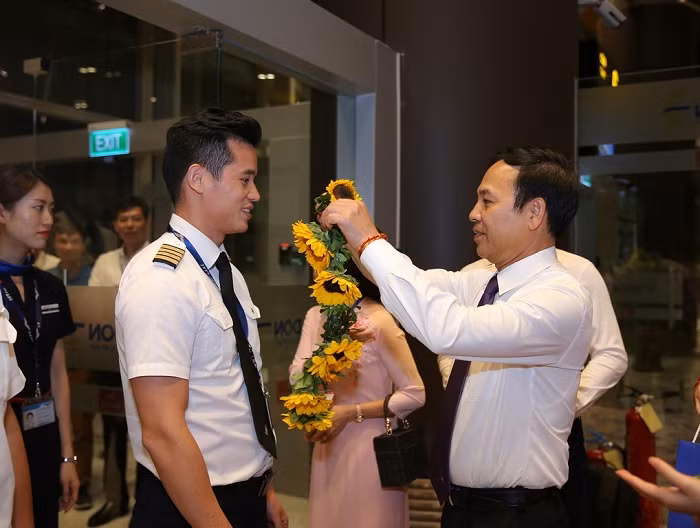 Tặng hoa phi hành đoàn.