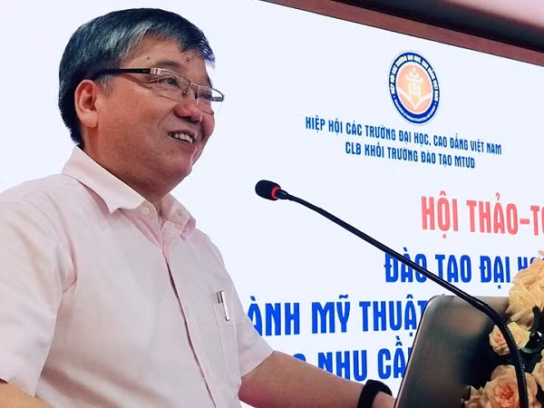 Tiến sĩ Trương Tiến Tùng - Hiệu trưởng Trường Đại học Mở Hà Nội phát biểu chào mừng đại biểu.