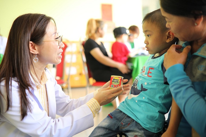 Bác sĩ Trần Thị Lệ, Tổng giám đốc NutiFood tận tình hỏi han và tư vấn dinh dưỡng cho các bé và phụ huynh tại chương trình.