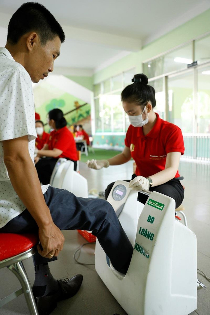 Phụ huynh của các bé đến tham dự cũng được đo mật độ xương và tư vấn từ bác sĩ.