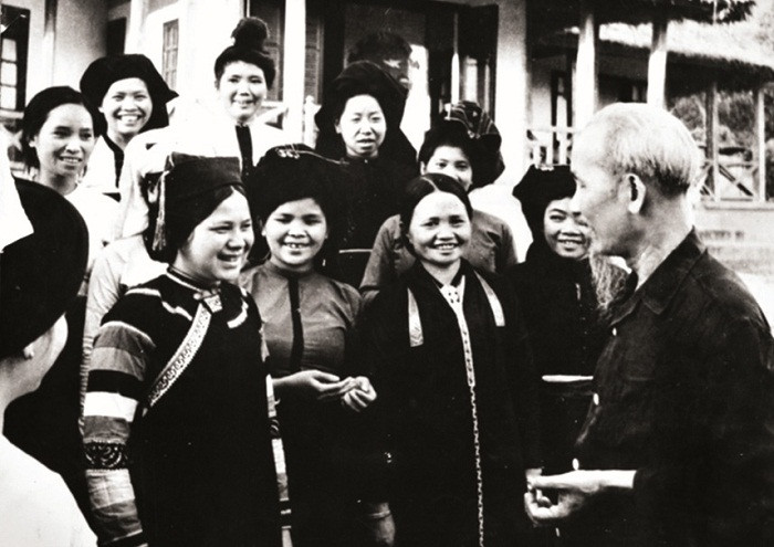 Vào dịp 19/5, Bác Hồ thường đi thăm hỏi người dân ở các địa phương (Ảnh: Tư liệu)