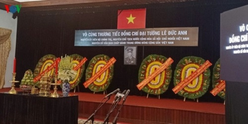 Phía trong Hội trường Thống Nhất, mọi công tác chuẩn bị đã xong trước giờ diễn ra lễ viếng chính thức. Phía trong Hội trường Thống Nhất, mọi công tác chuẩn bị đã xong trước giờ diễn ra lễ viếng chính thức.