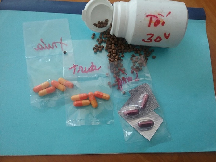 Thuốc đông y mua trên mạng, uống trong nhiều tháng qua của D. (Ảnh: tác giả cung cấp). Thuốc đông y mua trên mạng, uống trong nhiều tháng qua của D. (Ảnh: tác giả cung cấp).