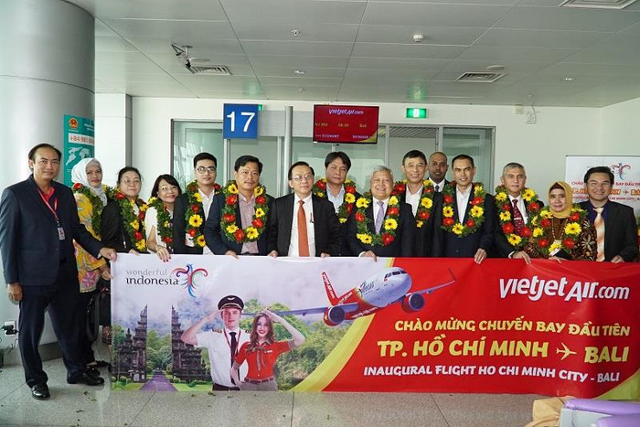 Các đại sứ và Tổng lãnh sự các nước ASEAN tại Việt Nam bay cùng Vietjet trên chuyến bay đầu tiên đến Bali. Các đại sứ và Tổng lãnh sự các nước ASEAN tại Việt Nam bay cùng Vietjet trên chuyến bay đầu tiên đến Bali.