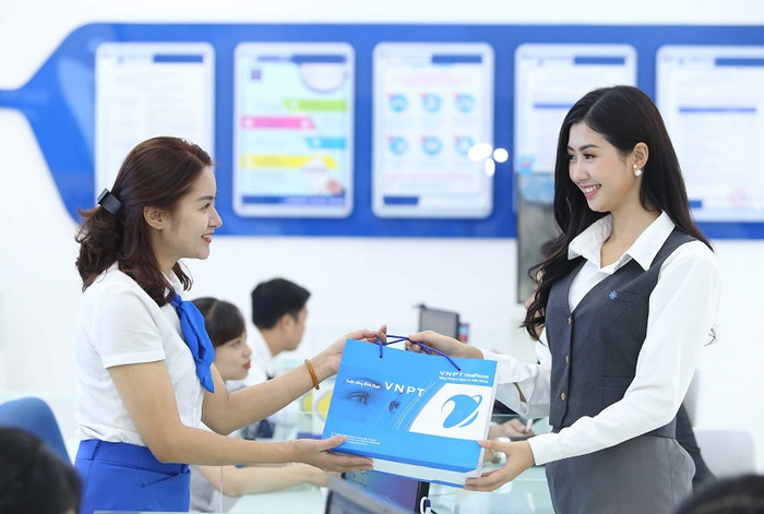 VinaPhone tặng quà khách hàng. VinaPhone tặng quà khách hàng.