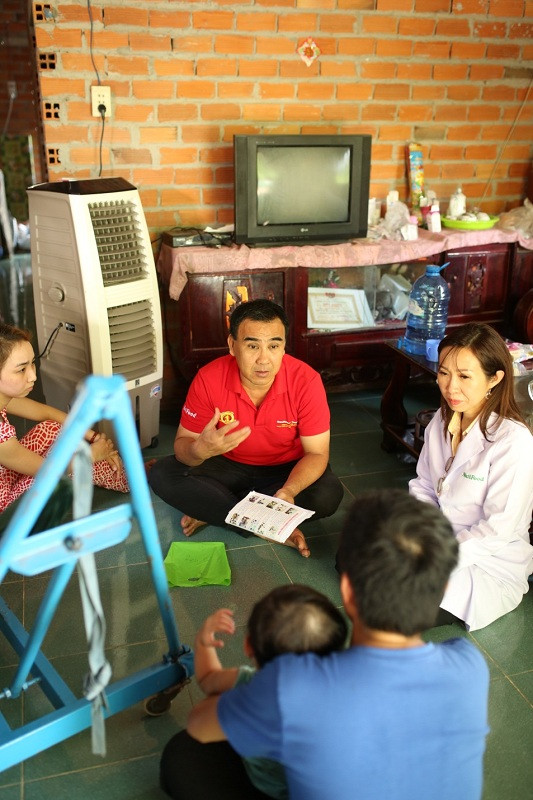 Tại Củ Chi, nghệ sĩ Quyền Linh và bác sĩ Trần Thị Lệ đã đến thăm nhà bé Dương Ngọc Cát Tường có hoàn cảnh đặc biệt khó khăn.