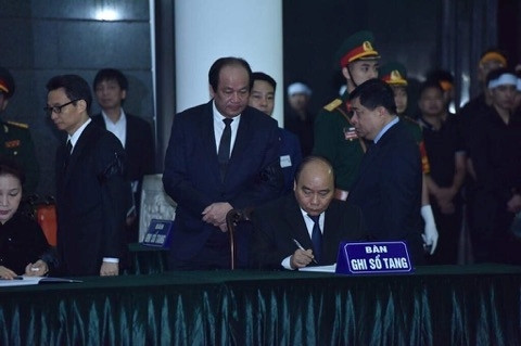 Thủ tướng Nguyễn Xuân Phúc ghi sổ tang. Thủ tướng Nguyễn Xuân Phúc ghi sổ tang.