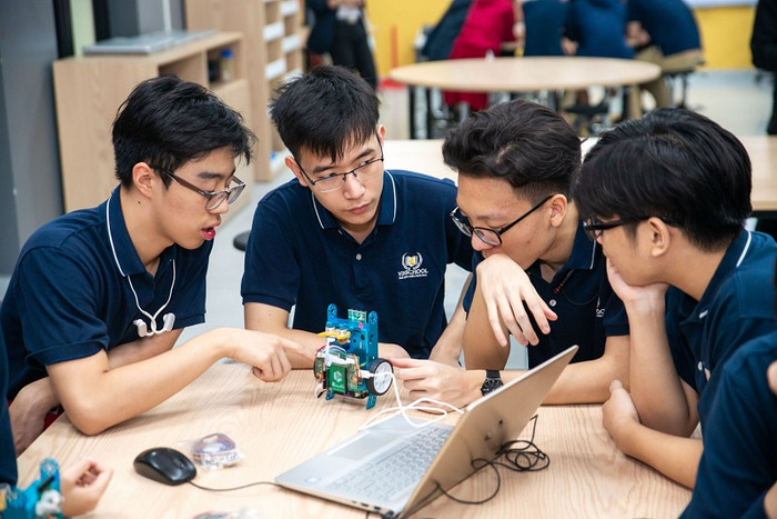 Các hoạt động của Câu lạc bộ STEM do Vingroup tài trợ đã tạo sân chơi khoa học công nghệ cho các học sinh dám nghĩ, dám làm. Các hoạt động của Câu lạc bộ STEM do Vingroup tài trợ đã tạo sân chơi khoa học công nghệ cho các học sinh dám nghĩ, dám làm.