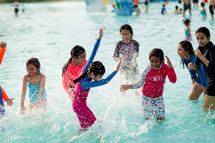 Các bạn nhỏ 5 châu thỏa thích chơi đùa dưới làn nước mát.