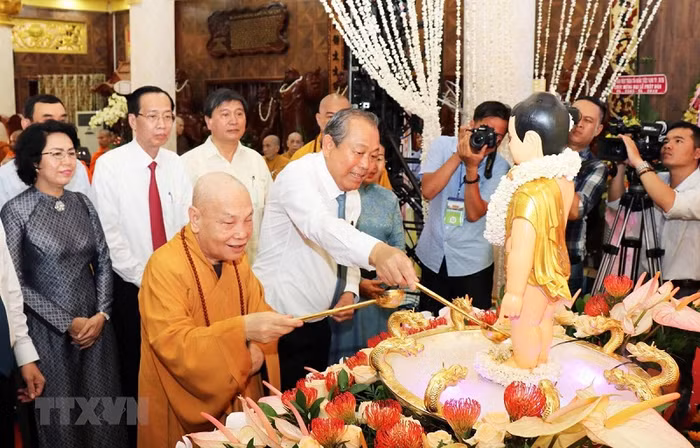 Phó Thủ tướng Thường trực Chính phủ và Hòa thượng Thích Thiện Nhơn, Chủ tịch Hội đồng Trị sự Giáo hội Phật giáo Việt Nam thực hiện nghi lễ tắm Phật nhân Đại lễ Phật đản 2019 tại Chùa Minh Đạo. (Ảnh: Xuân Khu/TTXVN) Phó Thủ tướng Thường trực Chính phủ và Hòa thượng Thích Thiện Nhơn, Chủ tịch Hội đồng Trị sự Giáo hội Phật giáo Việt Nam thực hiện nghi lễ tắm Phật nhân Đại lễ Phật đản 2019 tại Chùa Minh Đạo. (Ảnh: Xuân Khu/TTXVN)