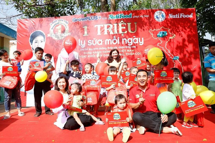 15 em nhỏ có hoàn cảnh đặc biệt tại Củ Chi được uống sữa GrowPLUS+ của NutiFood trong vòng 1 năm.