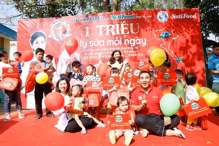 15 em nhỏ có hoàn cảnh đặc biệt tại Củ Chi được uống sữa GrowPLUS+ của NutiFood trong vòng 1 năm.