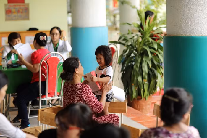 Trong lúc chờ đến lượt tư vấn dinh dưỡng, những nụ cười tươi vui vẫn cứ giòn tan theo tiếng các trò chơi vận động bên ngoài.