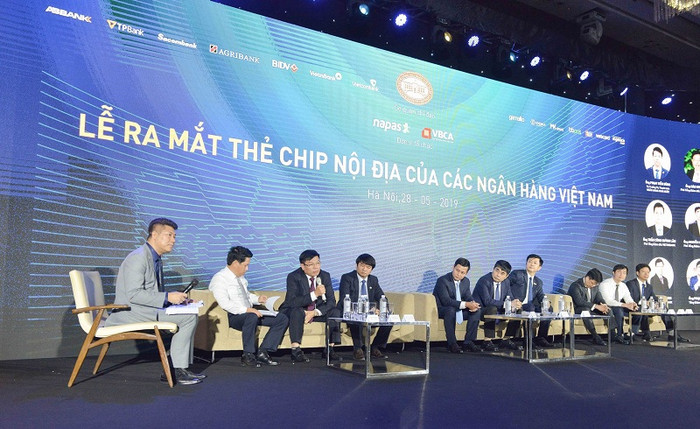 Ông Đào Minh Tuấn – Chủ tịch Hội thẻ Việt Nam – Phó Tổng Giám đốc Vietcombank (thứ 3 từ trái sang) đưa ra lộ trình về việc nâng cấp, phát triển mạng lưới chấp nhận thẻ chíp và thẻ không tiếp xúc (POS) của Vietcombank. Ông Đào Minh Tuấn – Chủ tịch Hội thẻ Việt Nam – Phó Tổng Giám đốc Vietcombank (thứ 3 từ trái sang) đưa ra lộ trình về việc nâng cấp, phát triển mạng lưới chấp nhận thẻ chíp và thẻ không tiếp xúc (POS) của Vietcombank.