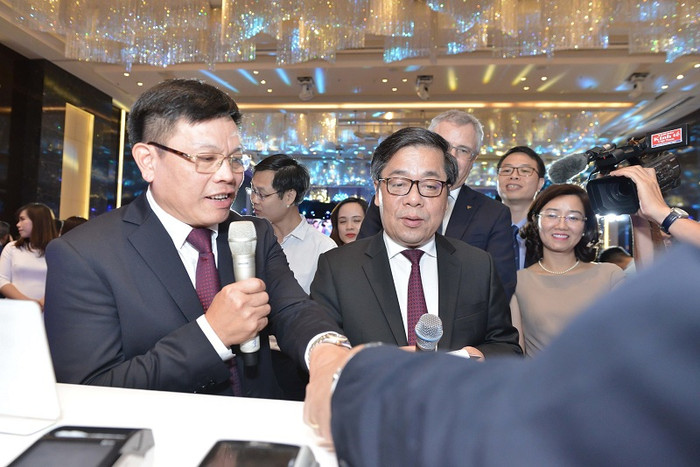 Hình ảnh đại biểu tham quan và khách hàng điền vào form chuyển đổi từ thẻ từ sang thẻ chíp tại Gian trưng bày của Vietcombank:. Hình ảnh đại biểu tham quan và khách hàng điền vào form chuyển đổi từ thẻ từ sang thẻ chíp tại Gian trưng bày của Vietcombank:.