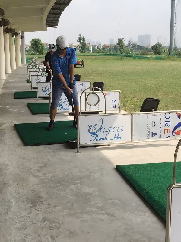Các tay golf sẵn sàng tư thế để đánh bóng. Các tay golf sẵn sàng tư thế để đánh bóng.