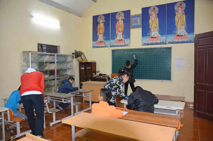 Lớp học miễn phí cô Âu dạy có nhiều học sinh ở các lứa tuổi và chứng bệnh khác nhau. Ảnh: Công Tiến