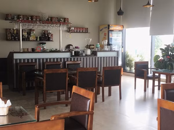 Nhà hàng, quán bar nơi khách hàng ăn uống nghỉ ngơi. Nhà hàng, quán bar nơi khách hàng ăn uống nghỉ ngơi.