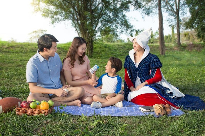 Một sản phẩm dinh dưỡng cân bằng, được thiết kế vì sự phát triển tốt nhất của trẻ chính là thành quả thể hiện rõ trong từng hộp sữa tươi Cô Gái Hà Lan. Một sản phẩm dinh dưỡng cân bằng, được thiết kế vì sự phát triển tốt nhất của trẻ chính là thành quả thể hiện rõ trong từng hộp sữa tươi Cô Gái Hà Lan.