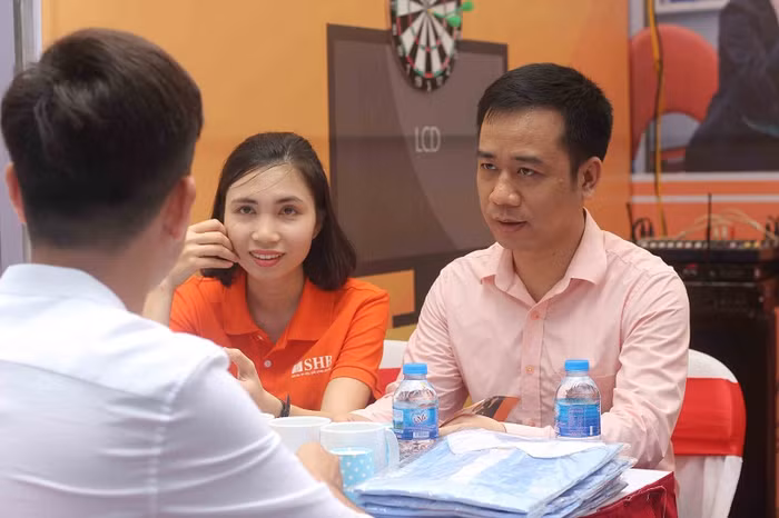 Nguồn nhân lực chất lượng cao được nhiều ngân hàng chú trọng phát triển. Nguồn nhân lực chất lượng cao được nhiều ngân hàng chú trọng phát triển.