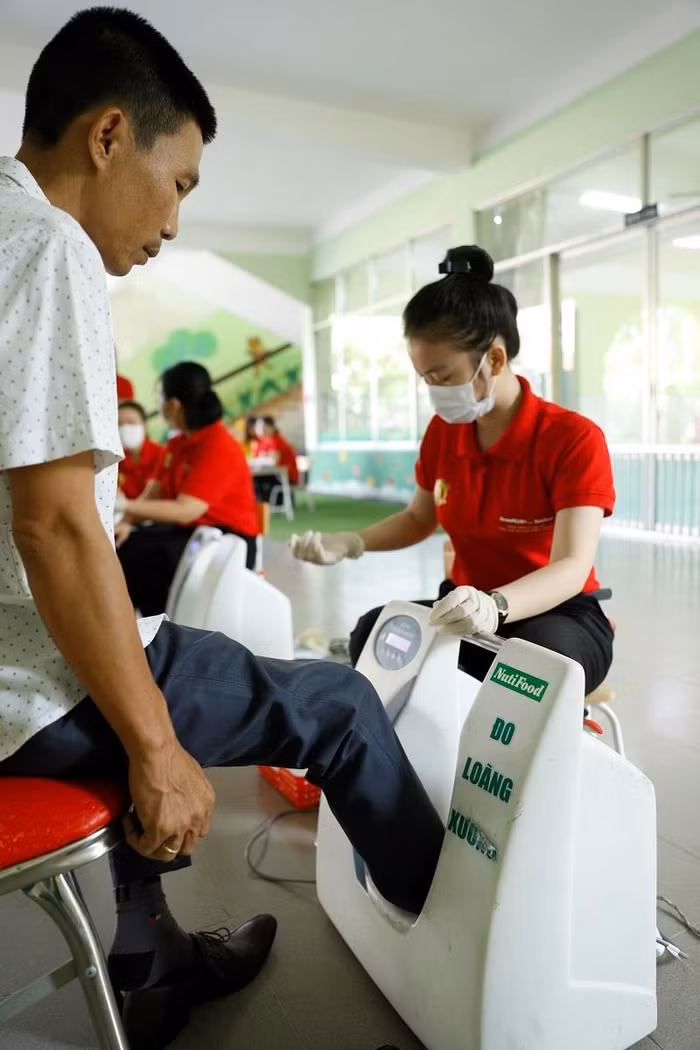 Phụ huynh của các bé đến tham dự cũng được đo mật độ xương và tư vấn từ bác sĩ.