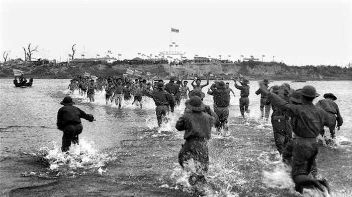 Bức ảnh “Thoát khỏi ngục tù” do ông Chu Chí Thành chụp tại cuộc trao trả tù binh bên sông Thạch Hãn mùa Xuân 1973. Khi đó, ông được giao nhiệm vụ ghi lại diễn biến của một trong những cuộc trao trả tù binh lớn nhất trong lịch sử chiến tranh Việt Nam diễn ra tại bờ Bắc sông Thạch Hãn (thực hiện theo các điều khoản của Hiệp định Paris (ký ngày 27/1/1973 về chấm dứt chiến tranh, lập lại hòa bình ở Việt Nam). Bức ảnh “Thoát khỏi ngục tù” do ông Chu Chí Thành chụp tại cuộc trao trả tù binh bên sông Thạch Hãn mùa Xuân 1973. Khi đó, ông được giao nhiệm vụ ghi lại diễn biến của một trong những cuộc trao trả tù binh lớn nhất trong lịch sử chiến tranh Việt Nam diễn ra tại bờ Bắc sông Thạch Hãn (thực hiện theo các điều khoản của Hiệp định Paris (ký ngày 27/1/1973 về chấm dứt chiến tranh, lập lại hòa bình ở Việt Nam).