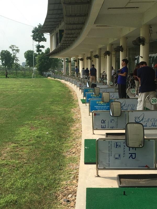 Cận cảnh những làn đánh bóng tại sân tập golf Thanh Hà. Cận cảnh những làn đánh bóng tại sân tập golf Thanh Hà.