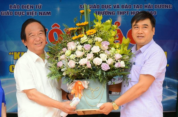 Thầy Phạm Văn Thái (bên phải) Hiệu trưởng trường trung học phổ thông Hưng Đạo, Hải Dương tặng hoa cảm ơn Ban tổ chức hội thảo, Báo Điện tử Giáo dục Việt Nam. Ảnh: Công Tiến