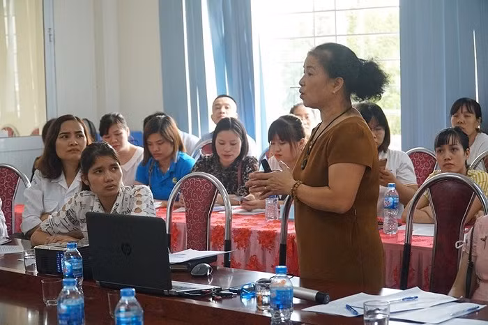 Bác sĩ CKI Sản phụ khoa Trần Thị Minh Tâm (Trung tâm Y tế huyện Sóc Sơn) trong buổi tập huấn về kỹ năng chăm sóc sức khoẻ sinh sản và tình dục an toàn.