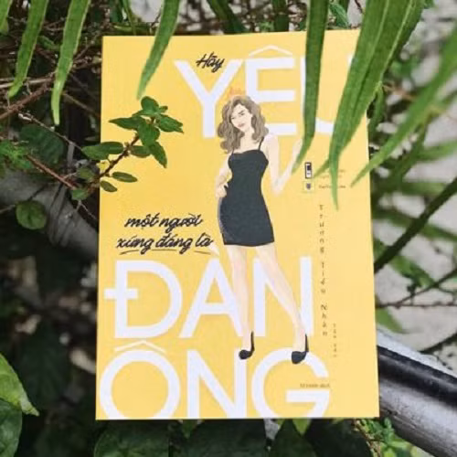 Cuốn “Hãy yêu một người xứng đáng là đàn ông” (Ảnh: tác giả cung cấp).