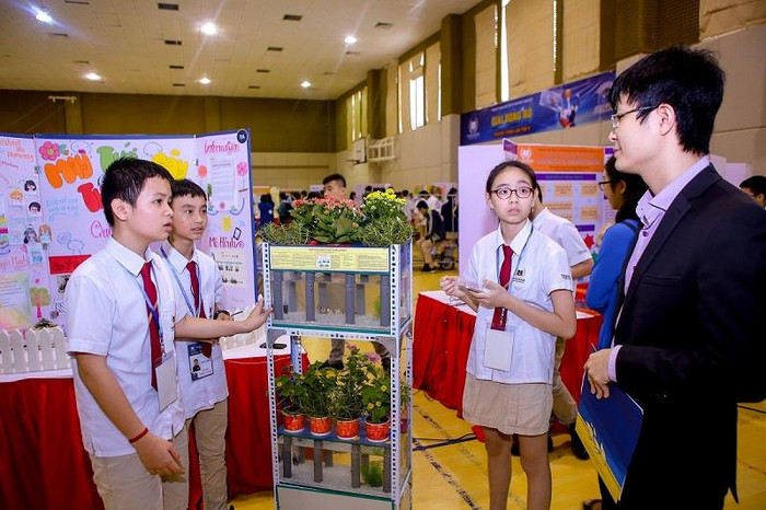 Sản phẩm được ví như “Hệ sinh thái mini khép kín”. Nhóm bạn lớp 7A2 đã vận dụng những kiến thức được học từ môn Vật lý, Sinh học và kỹ năng Lập trình để tạo ra sản phẩm này. Sản phẩm được ví như “Hệ sinh thái mini khép kín”. Nhóm bạn lớp 7A2 đã vận dụng những kiến thức được học từ môn Vật lý, Sinh học và kỹ năng Lập trình để tạo ra sản phẩm này.