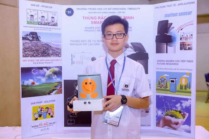 “Mọi người thường ngại mở nắp thùng rác vì sơ bẩn, em chế tạo ra sản phẩm này với mong muốn khuyến khích mọi người vứt rác đúng nơi quy định”. “Mọi người thường ngại mở nắp thùng rác vì sơ bẩn, em chế tạo ra sản phẩm này với mong muốn khuyến khích mọi người vứt rác đúng nơi quy định”.