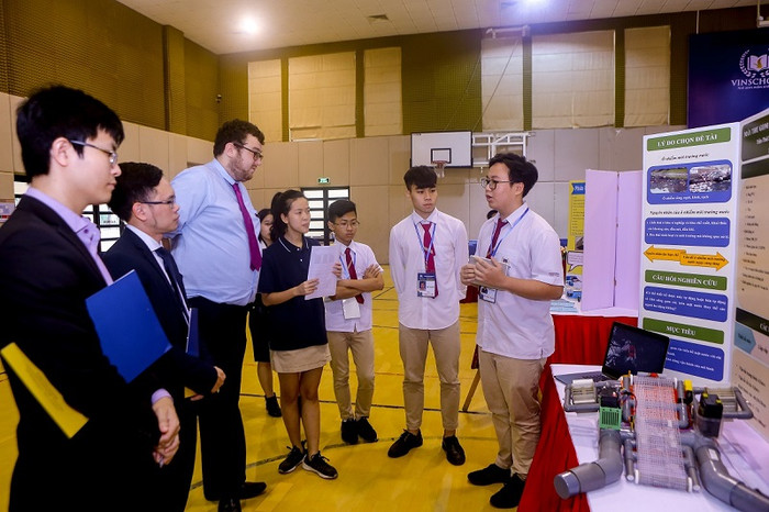 Các em học sinh thuyết trình “dự án” khoa học trong Ngày hội Stem. Các em học sinh thuyết trình “dự án” khoa học trong Ngày hội Stem.