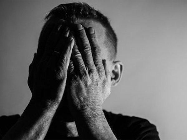 Các triệu chứng của tâm thần phân liệt khác nhau tùy theo từng bệnh nhân. (Ảnh: theo boldsky).