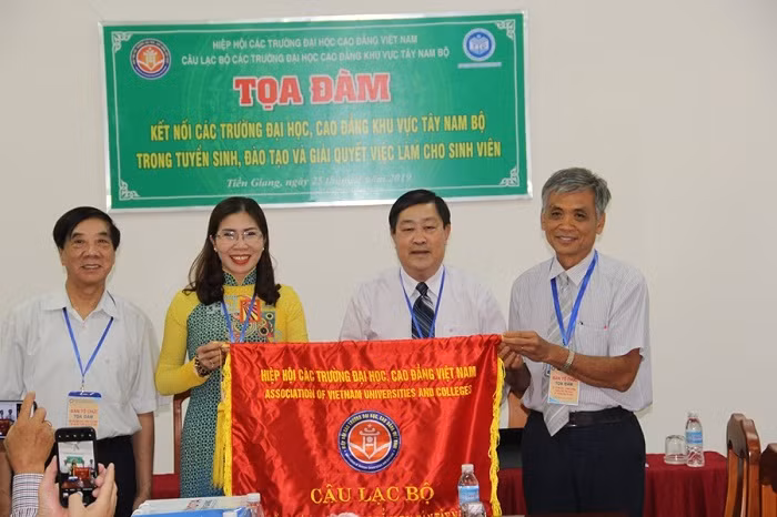 Tiến sĩ Lê Hữu Hải trao cờ luân lưu tổ chức họp mặt Câu lạc bộ các trường đại học, cao đẳng Tây Nam Bộ cho Trường cao đẳng sư phạm Cà Mau.