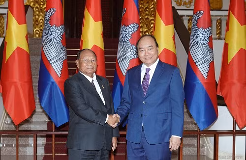 Thủ tướng Nguyễn Xuân Phúc và Chủ tịch Quốc hội Vương quốc Campuchia Samdech Heng Samrin - Ảnh: VGP/Quang Hiếu